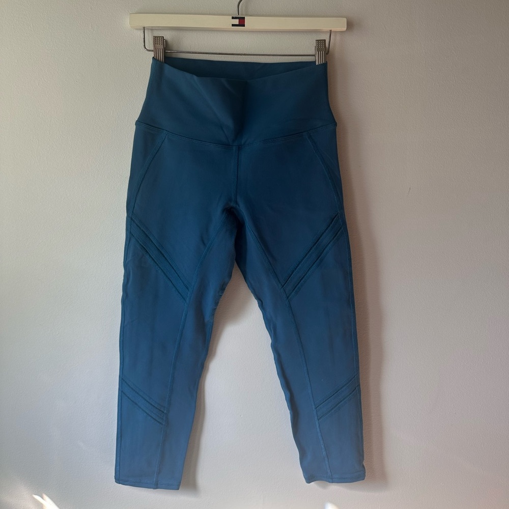 ALO Yoga 3/4 Blue Leggings